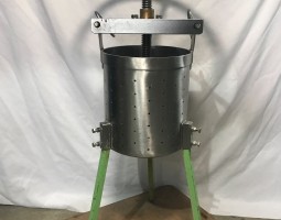 横浜市中区桜木町にて、お譲りいただいた野菜絞り器等ご紹介中！サムネイル